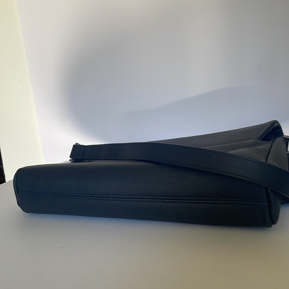 LIPAULT of Paris crossover bag/purse. Beautiful condition. Elegant and stylish. - Picture 4 of 7